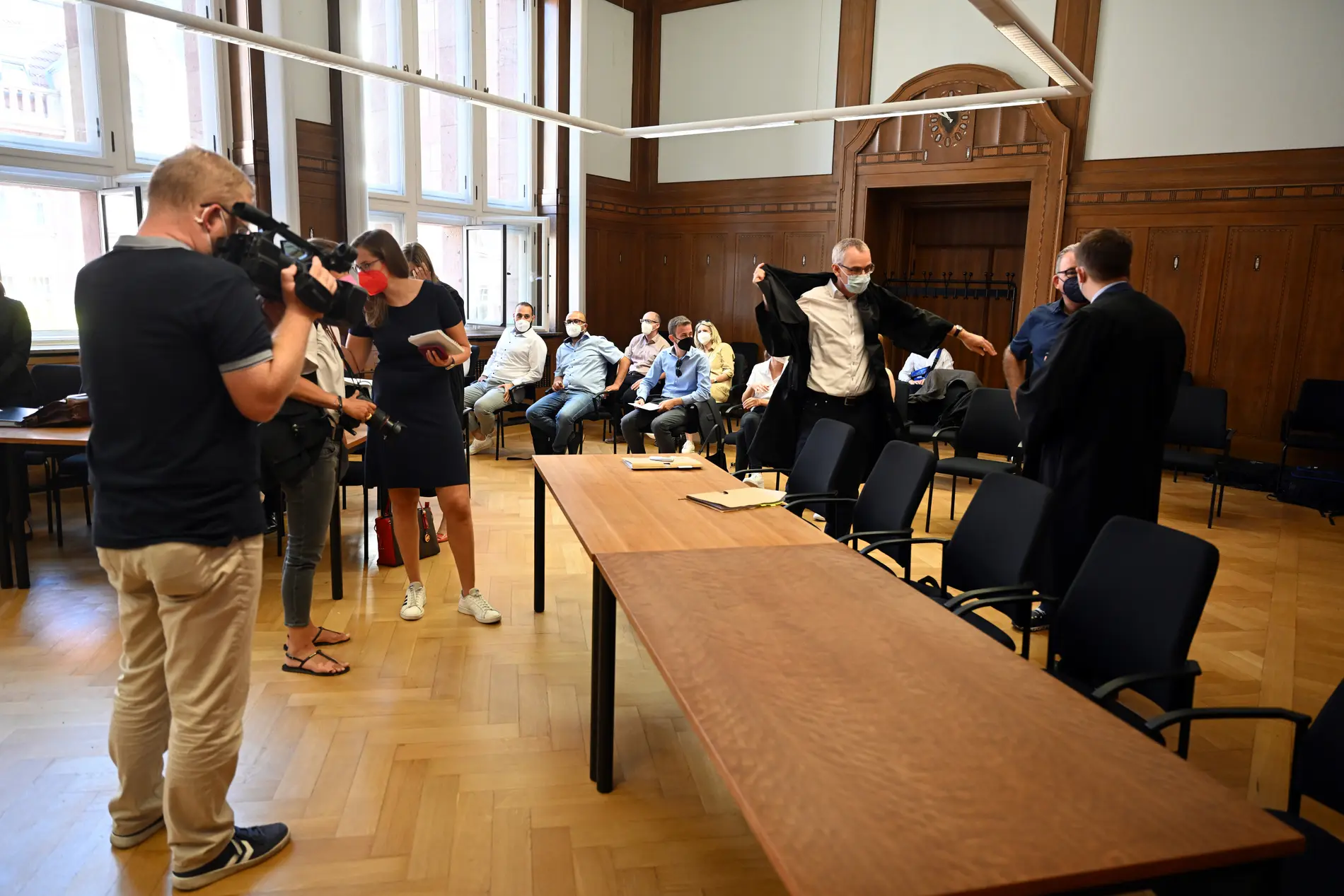 Kameraleute und die Anwälte der Prozessbeteiligten stehen im Gerichtssaal des Verwaltungsgerichts Düsseldorf.