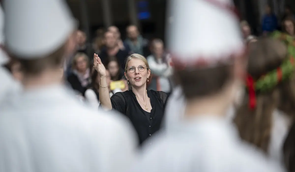 Chorleiterin vom Luciachor des Stockholmer Musikgymnasiums