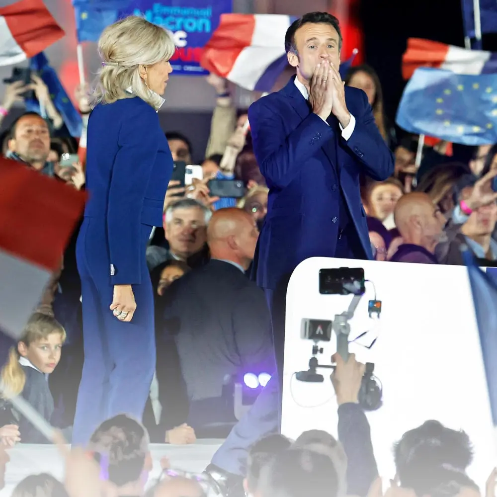 Emmanuel Macron und seine Frau am Wahlabend, umgeben von Publikum.