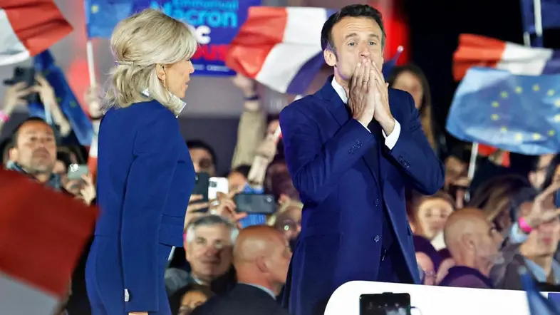 Emmanuel Macron und seine Frau am Wahlabend, umgeben von Publikum.