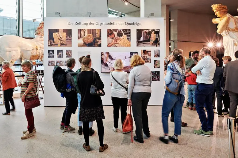 Das Bild zeigt Besucher in der Quadriga-Ausstellung.