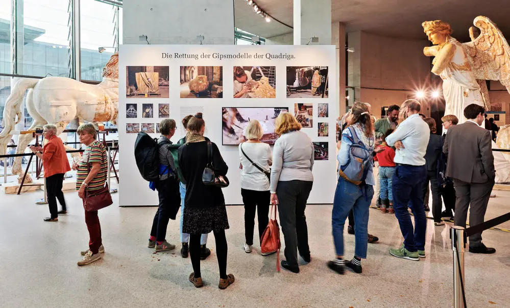 Das Bild zeigt Besucher in der Quadriga-Ausstellung.