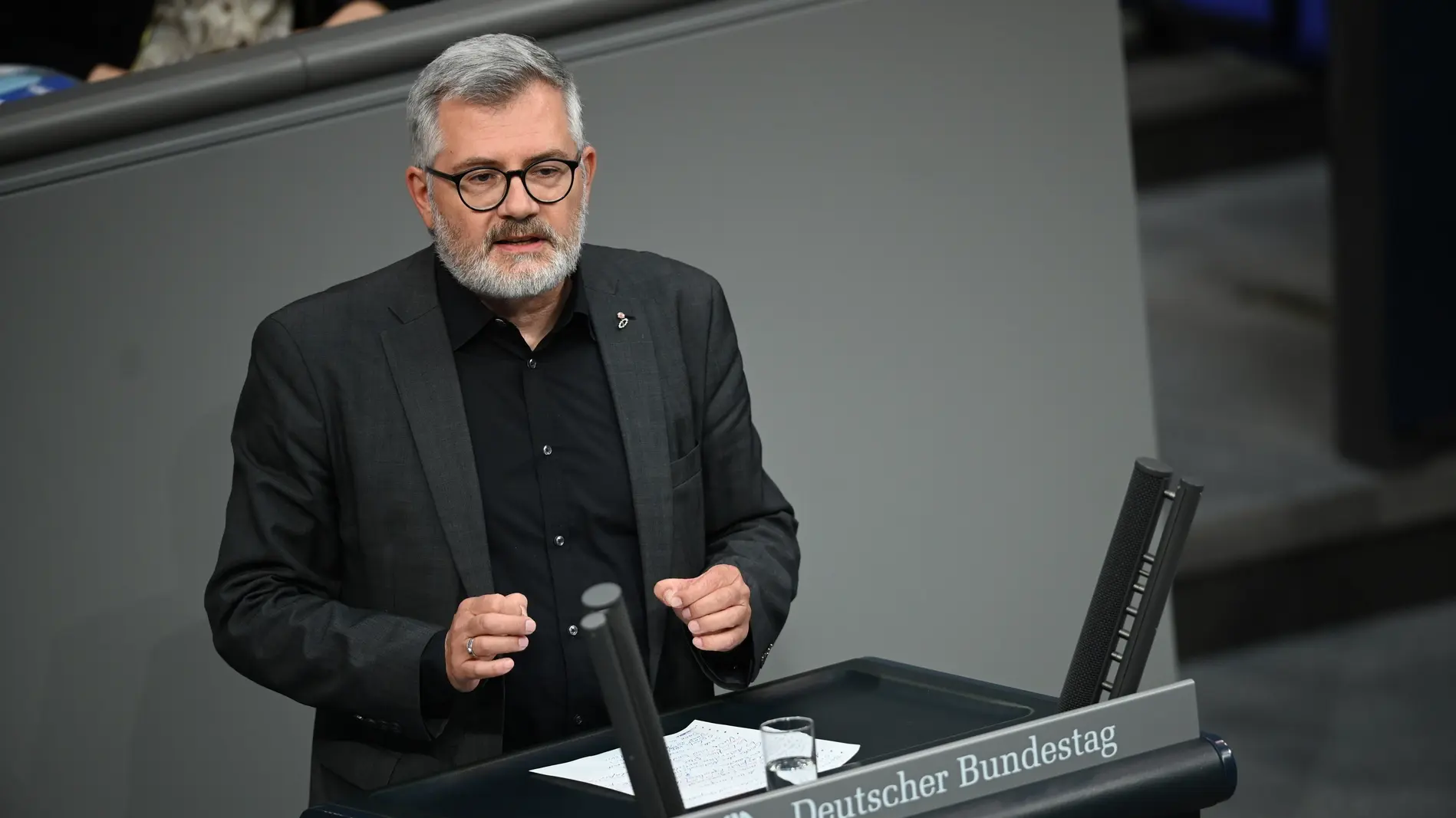 Dietmar Nietan am Rednerpult im Deutschen Bundestag