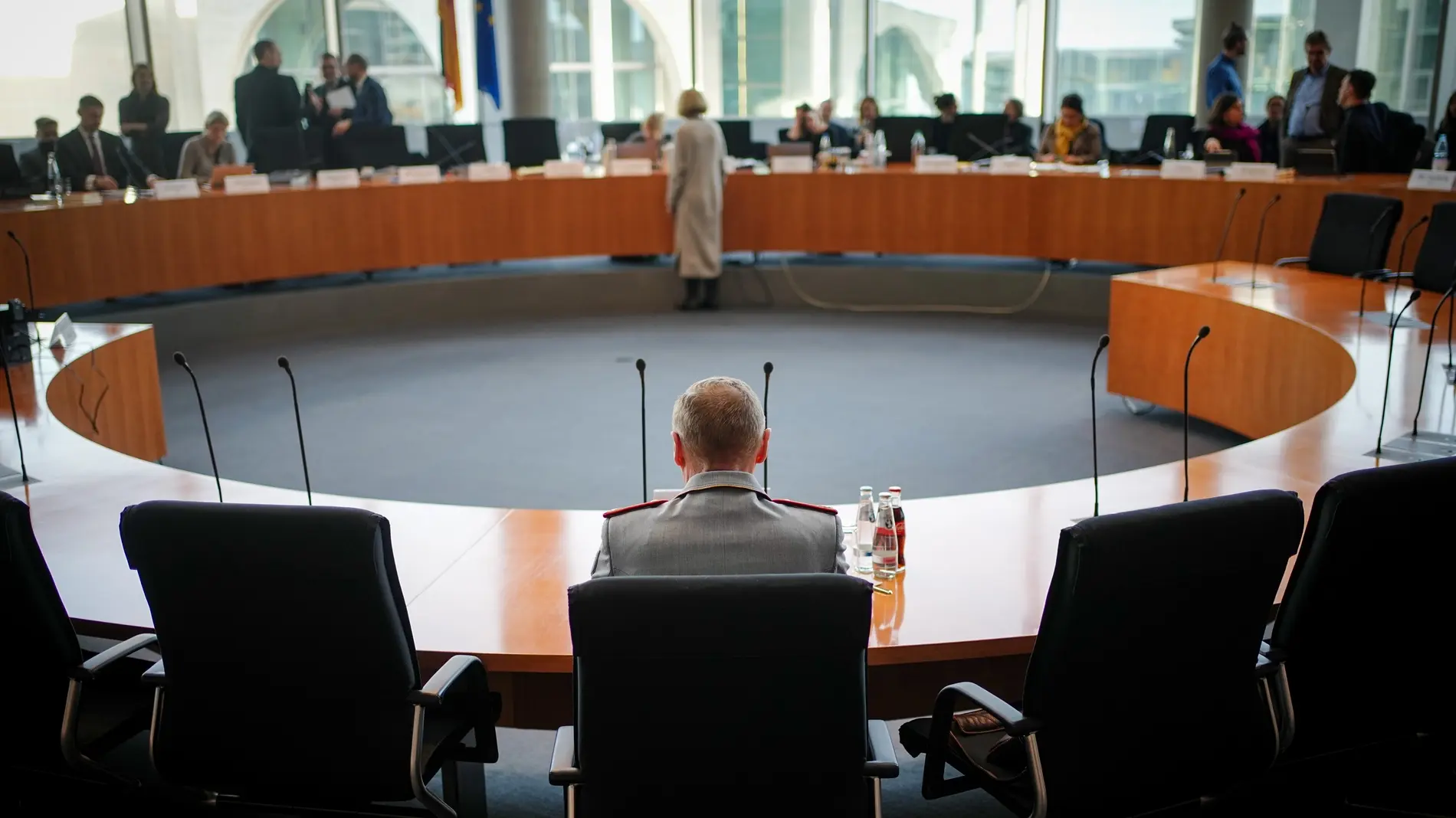 Mann in Uniform sitzt im Untersuchungsausschuss-Saal