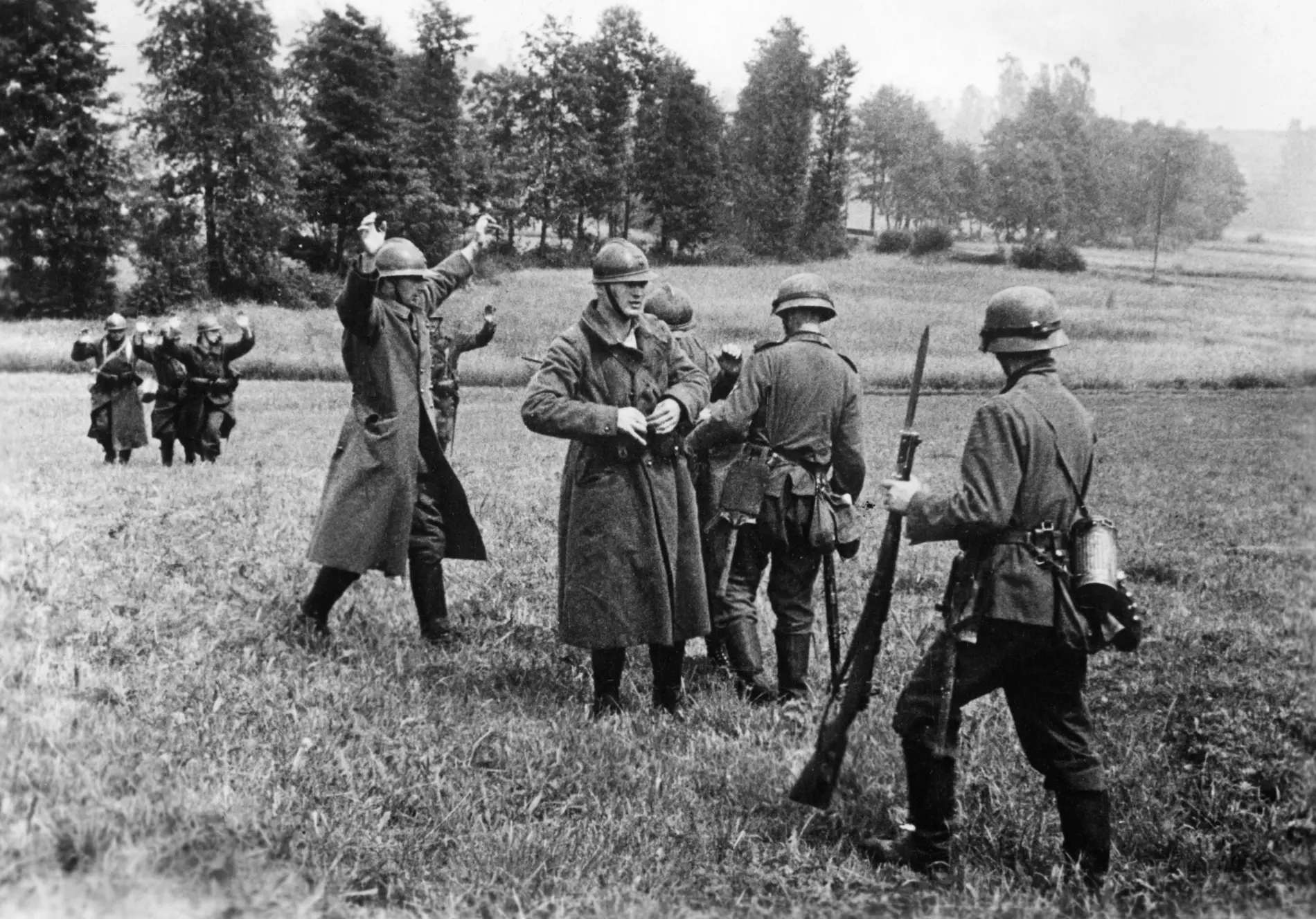 Französische Soldaten ergeben sich im Mai 1940 der vorrückenden deutschen Wehrmacht.
