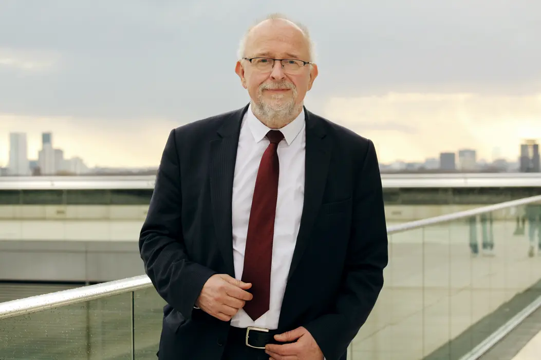 Axel Schäfer auf dem Dach des Reichstagsgebäudes