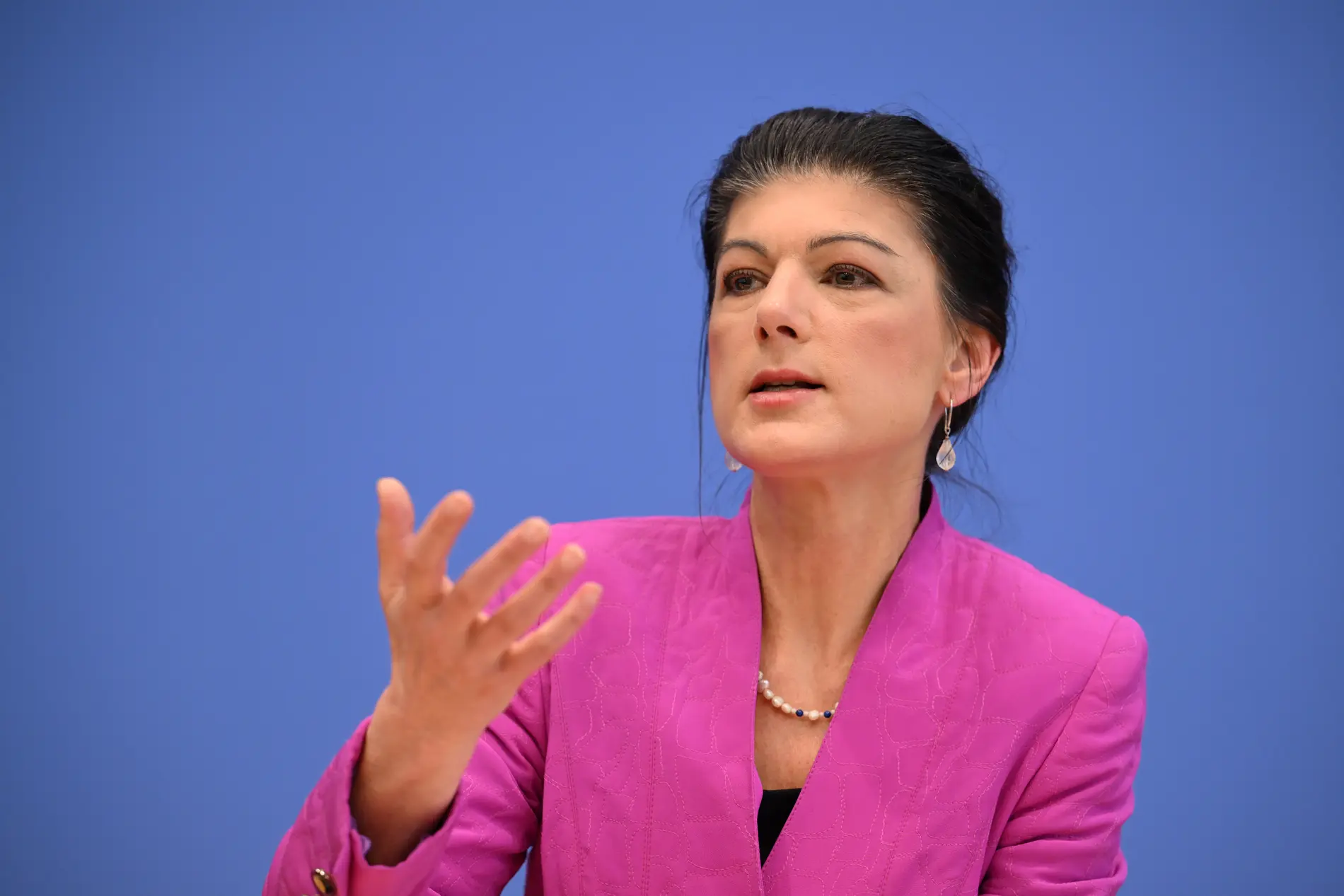 Sahra Wagenknecht vor einer blauen Wand