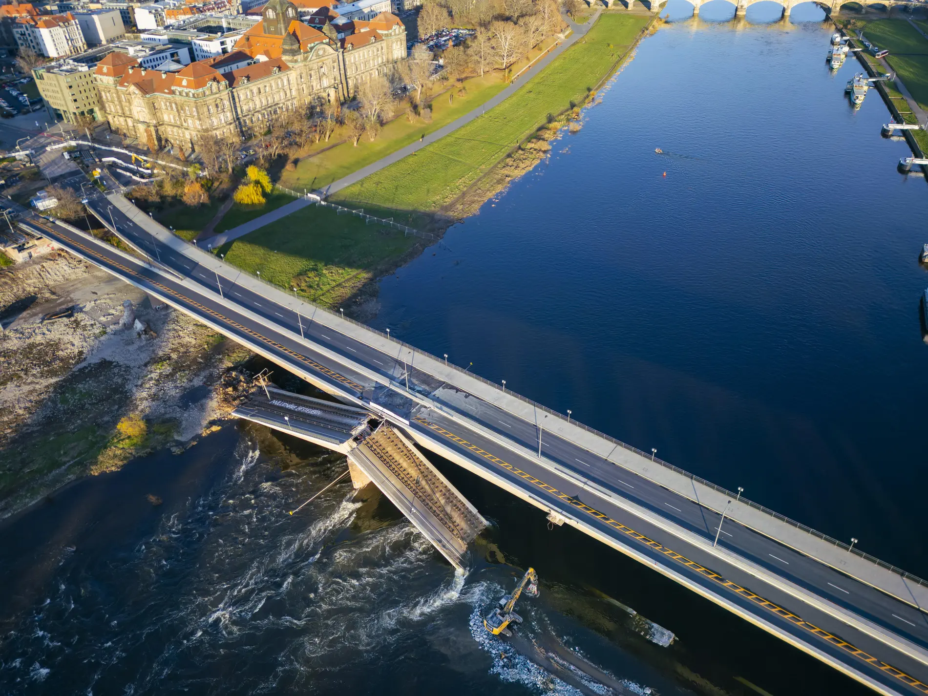 Blick auf die eingestürzte Carolabrücke in Dresden