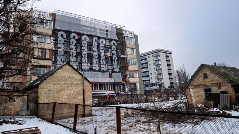 Ein Haus mit Gerüst im Aufbau