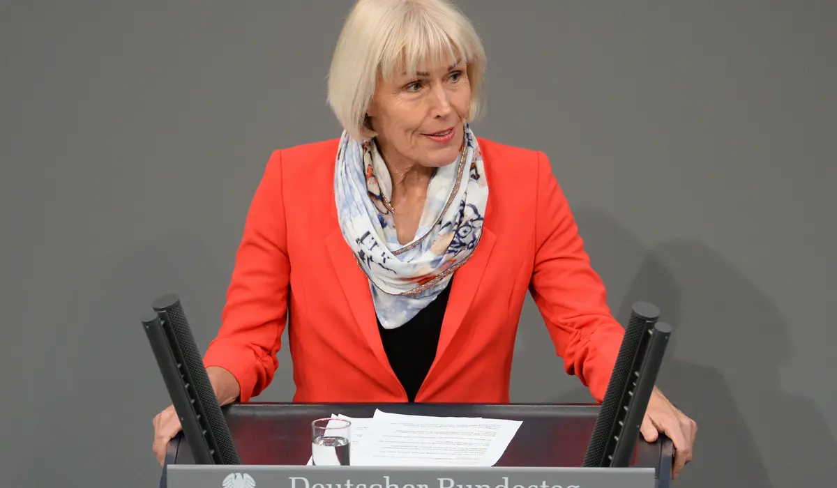 Bettina Müller am Rednerpult im Bundestag