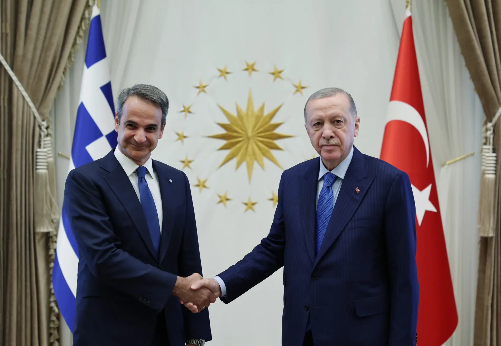 Kyriakos Mitsotakis und Recep Tayyip Erdogan schütteln sich die Hand