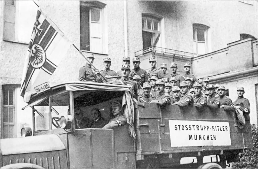 Zu sehen sind etwa zwei Dutzend Mitglieder des sogenannten "Stoßtrupp Hitler" auf einem alten Transportwagen.