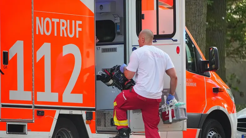 Ein Sanitäter der Berliner Feuerwehr steigt in einen Rettungswagen mit der Aufschrift Notruf 112