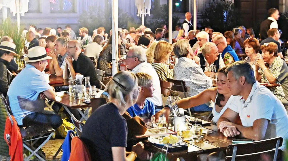 Voll besetzter Außenbereich eines Restaurants