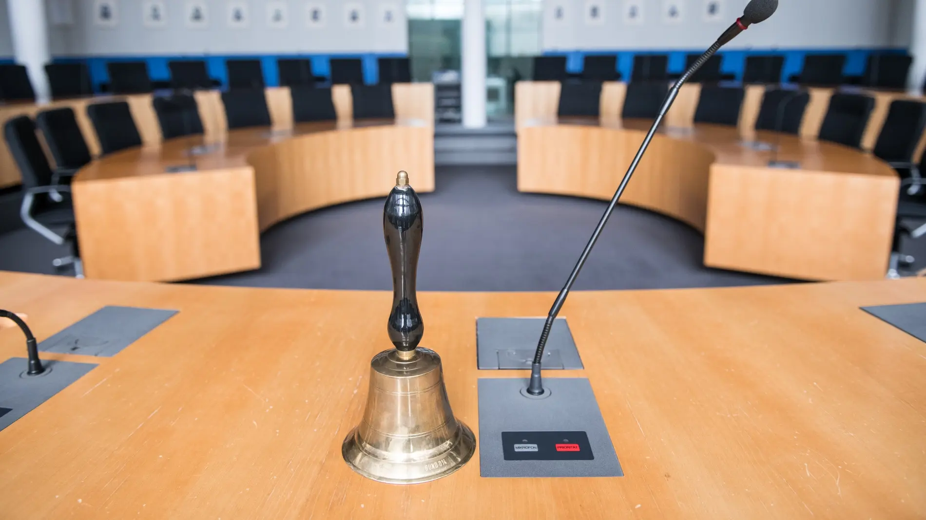 Detailaufnahme einer Glocke in einem Ausschusssitzungssaal im Paul-Löbe-Haus.