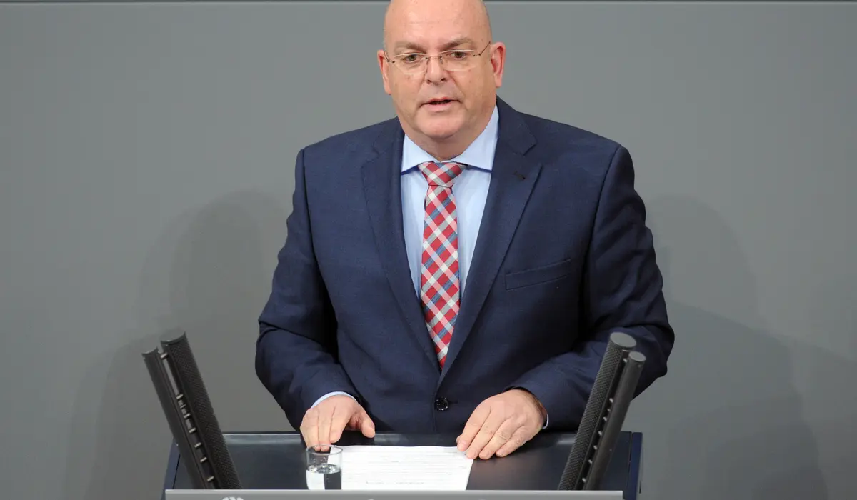 Edgar Franke am Rednerpult im Bundestag