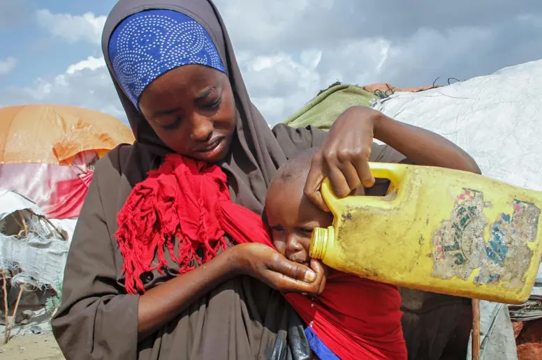 Das Bild zeigt eine junge Frau mit ihrem Baby in Somalia.