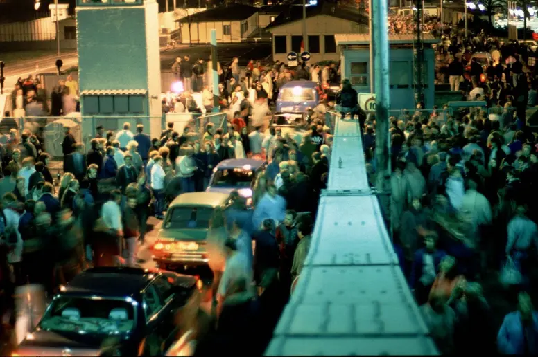 Menschen und Autos auf der Bornholmer Brücke, einem wichtigen Grenzübergang