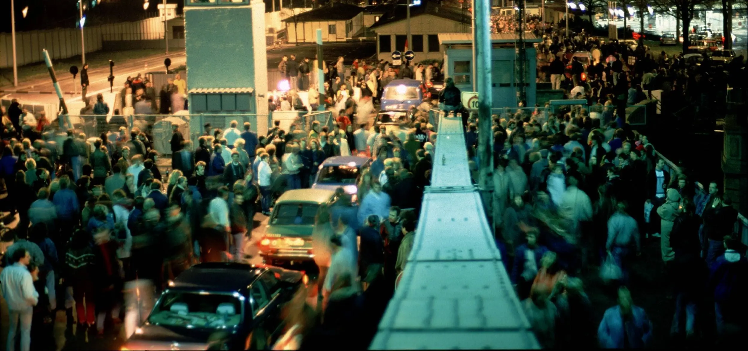 Menschen und Autos auf der Bornholmer Brücke, einem wichtigen Grenzübergang