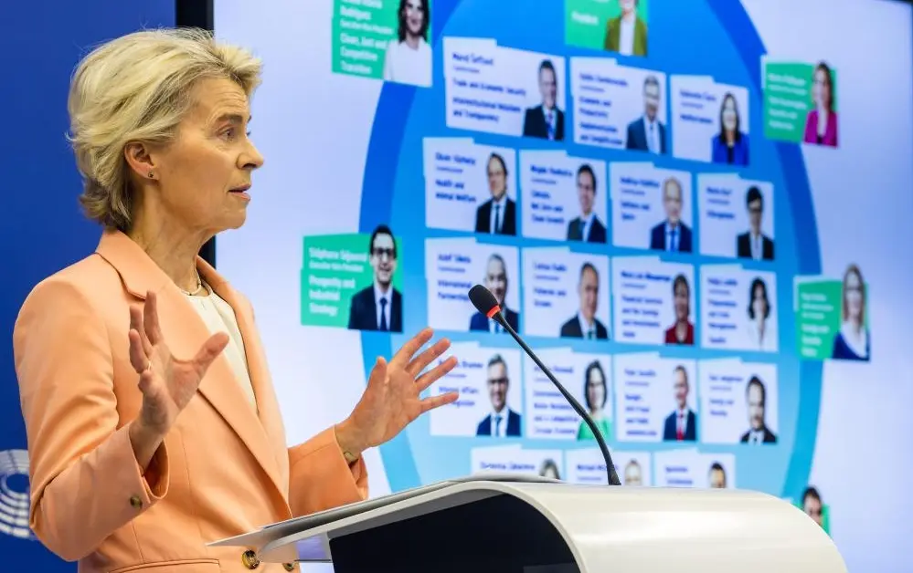 Ursula von der Leyen stellt während einer Pressekonferenz Medienvertretern ihre neue Kommission vor.