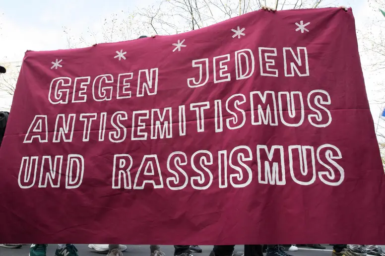 Ein Plakat mit der Aufschrift "Gegen jeden Antisemitismus und Rassismus"