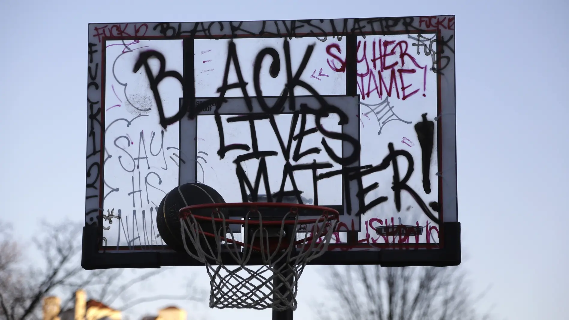 Ein Basketballkorb, auf dem in Graffiti "Black Lives Matter" steht.