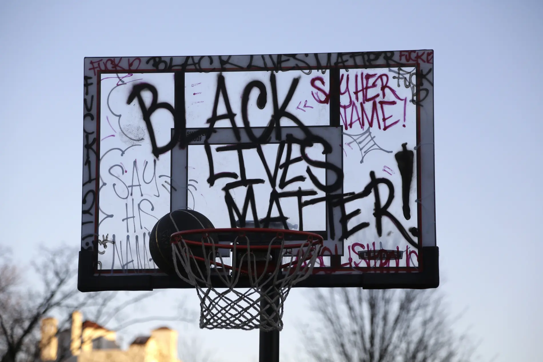 Ein Basketballkorb, auf dem in Graffiti "Black Lives Matter" steht.