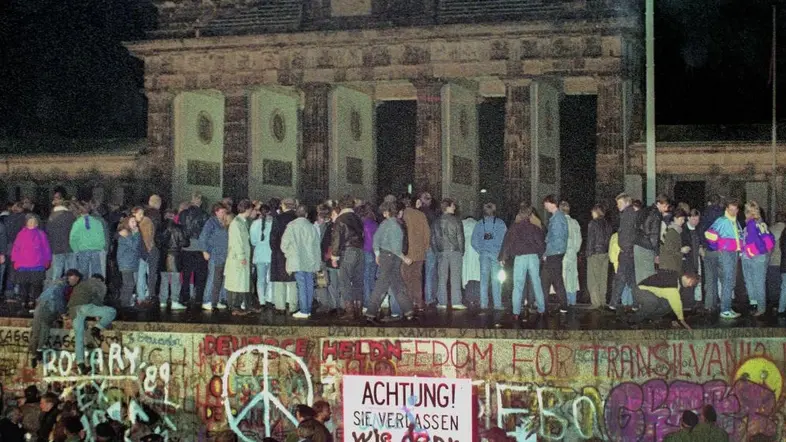 Berliner sind auf die Mauer am Brandenburger Tor geklettert.