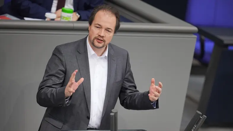 Martin Sichert hält eine Rede im Bundestag.