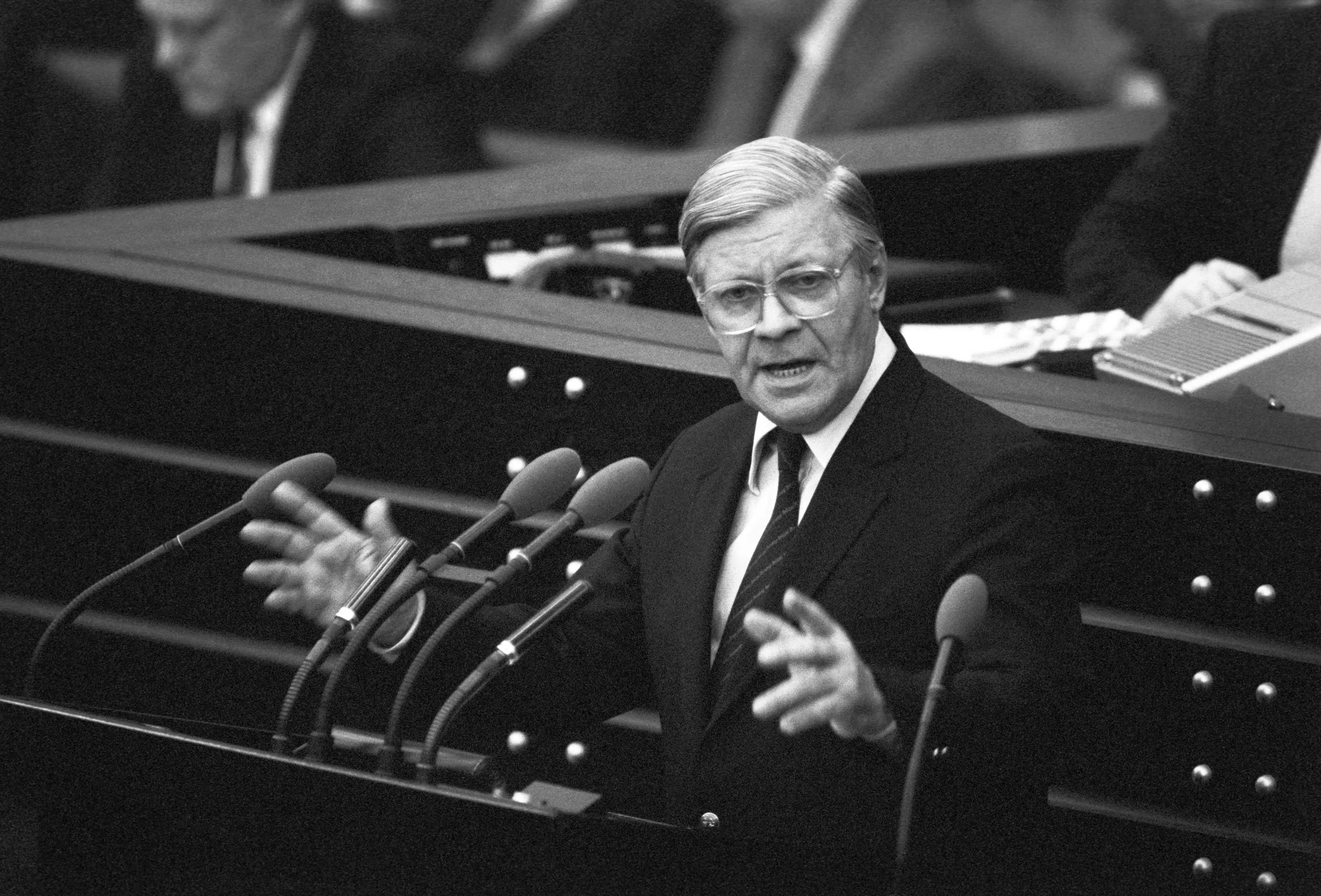 Helmut Schmidt am Rednerpult im Jahre 1982