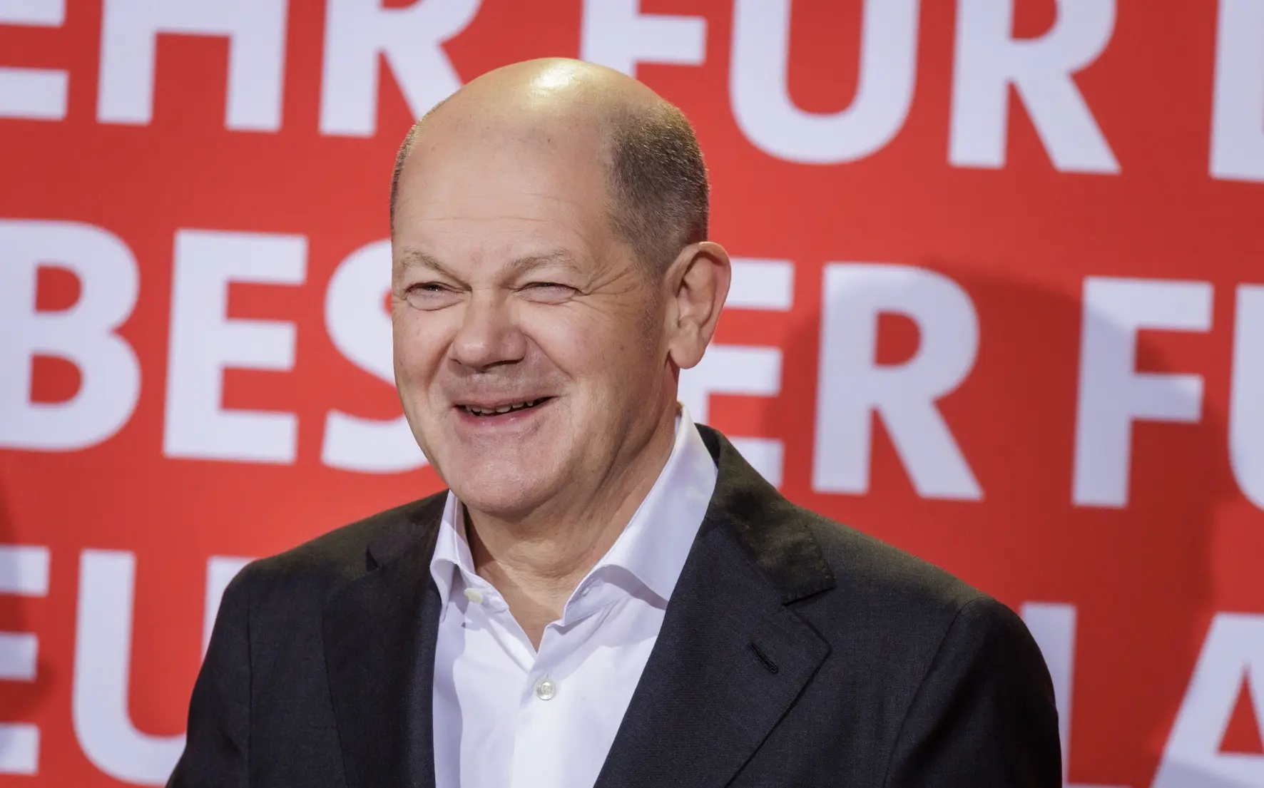 Olaf Scholz vor einer SPD-Werbewand