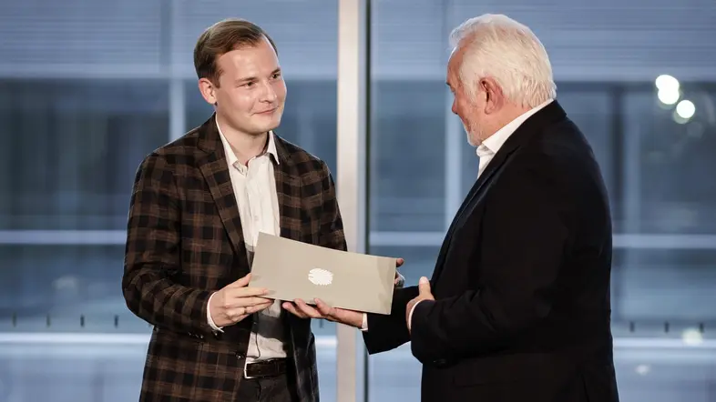 Wolfgang Kubicki übergibt den Medienpreis an Christian Schweppe