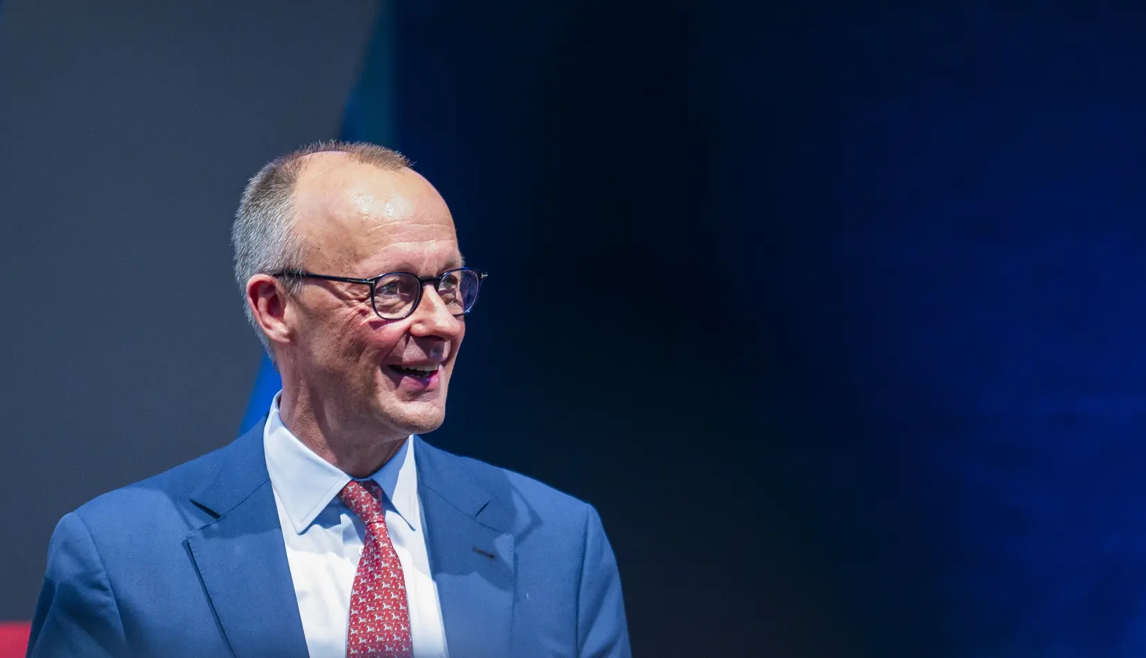 Friedrich Merz vor einer blauen Wand