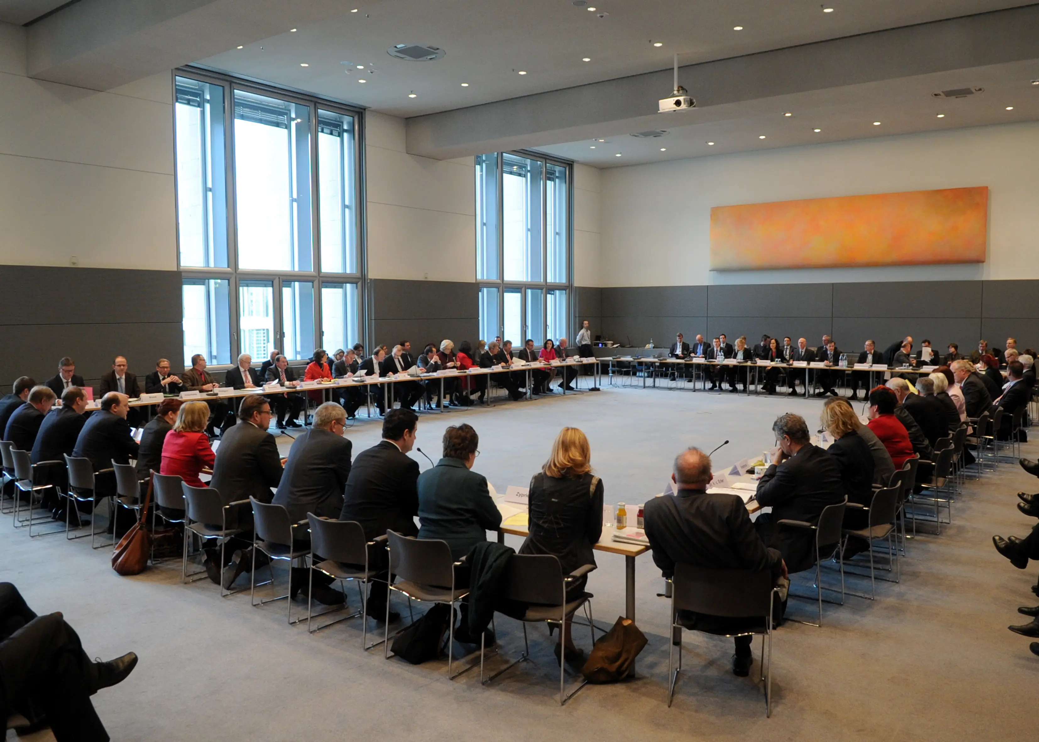 2013 konstituiert sich erstmalig ein Hauptausschuss im Bundestag.