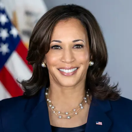 Kamala Harris vor einer US-Fahne