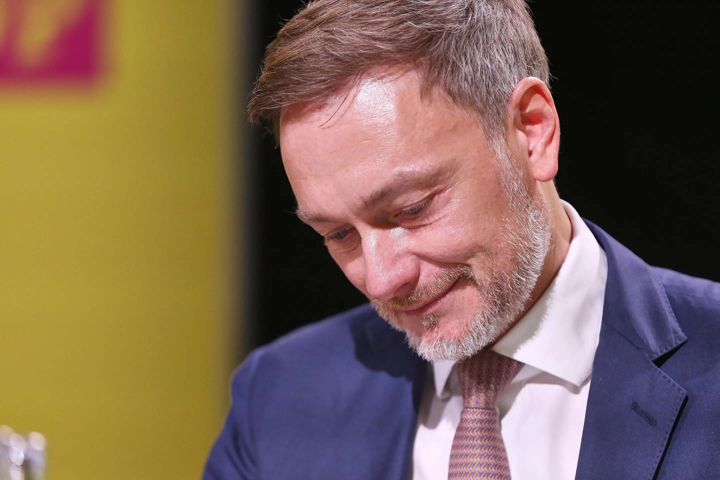 Christian Lindner blickt zu Boden