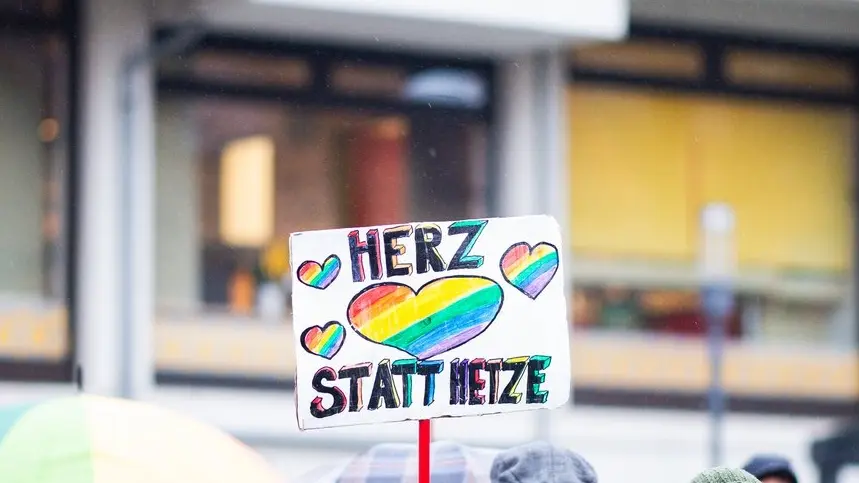 Plakat mit den Worten "Herz statt Hetze"