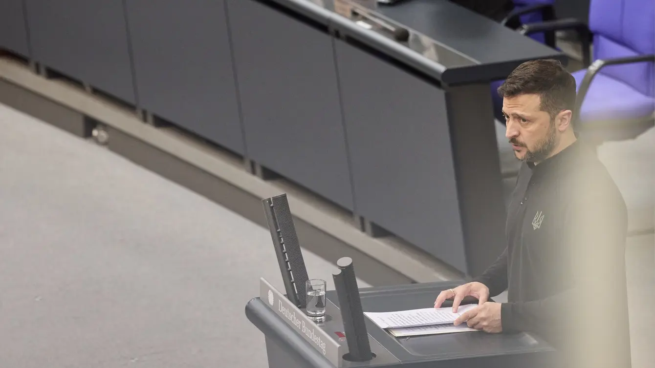 Wolodymyr Selenskyj am Rednerpult im Deutschen Bundestag