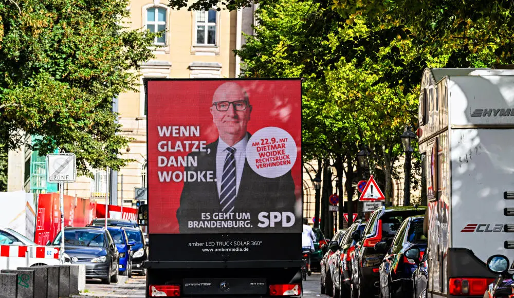 Plakat mit der Aufschrift "Wenn Glatze, dann Woidke" im Brandenburger Wahlkampf