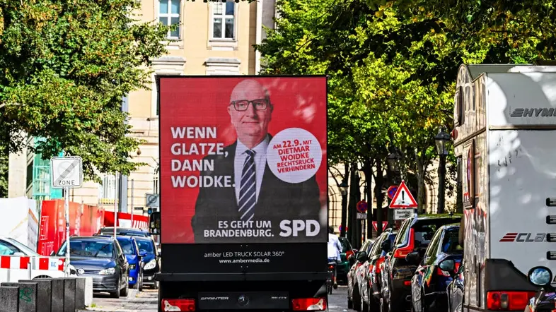 Plakat mit der Aufschrift "Wenn Glatze, dann Woidke" im Brandenburger Wahlkampf