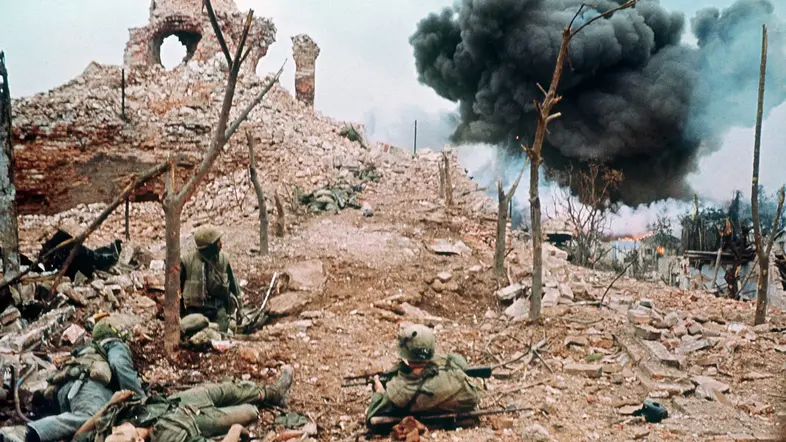 Amerikanische Soldaten im Februar 1968 in der südvietnamesischen Stadt Hue unter Beschuss des Vietkong.