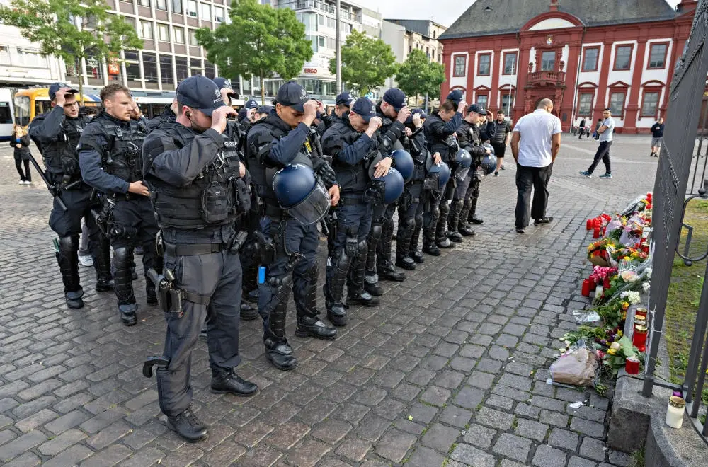 Polizisten trauern auf dem Marktplatz in Mannheim um ihren getöteten Kollegen.