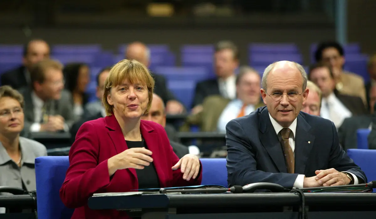 Angela Merkel und Volker Kauder blicken lächelnd in die Kamera