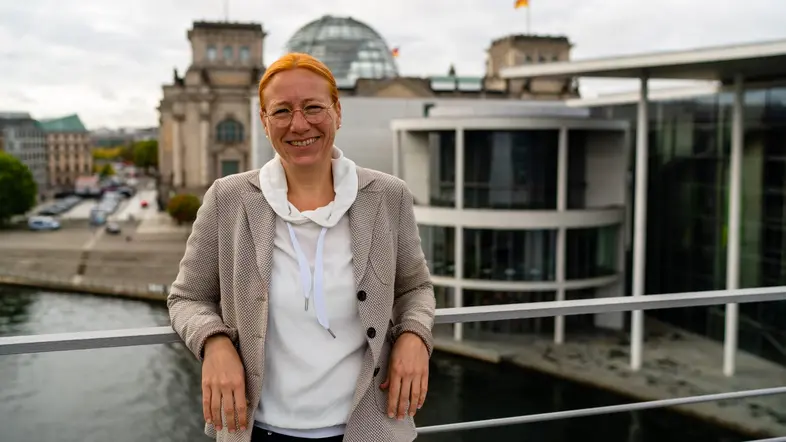 Dagmar Schmidt auf einer Brücke über der Spree