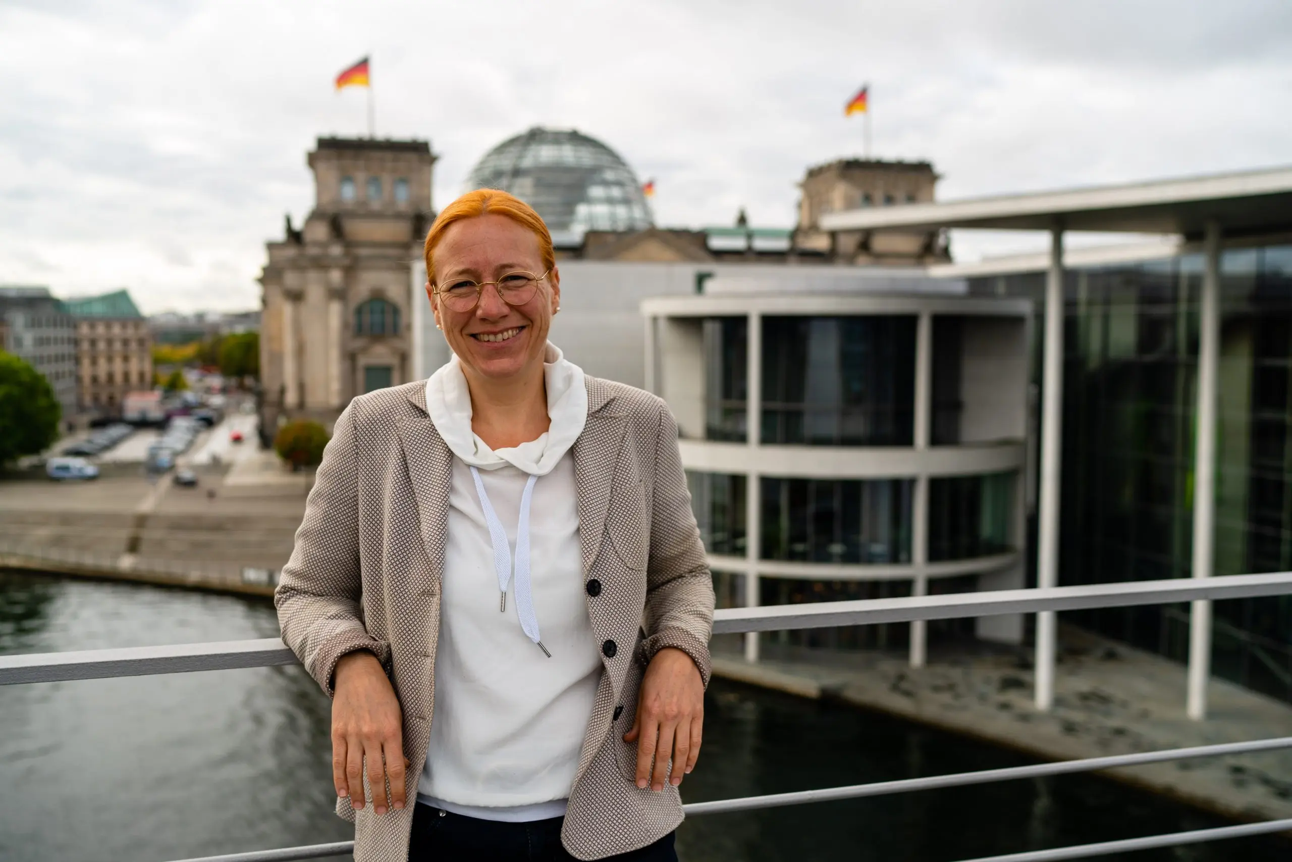 Dagmar Schmidt auf einer Brücke über der Spree