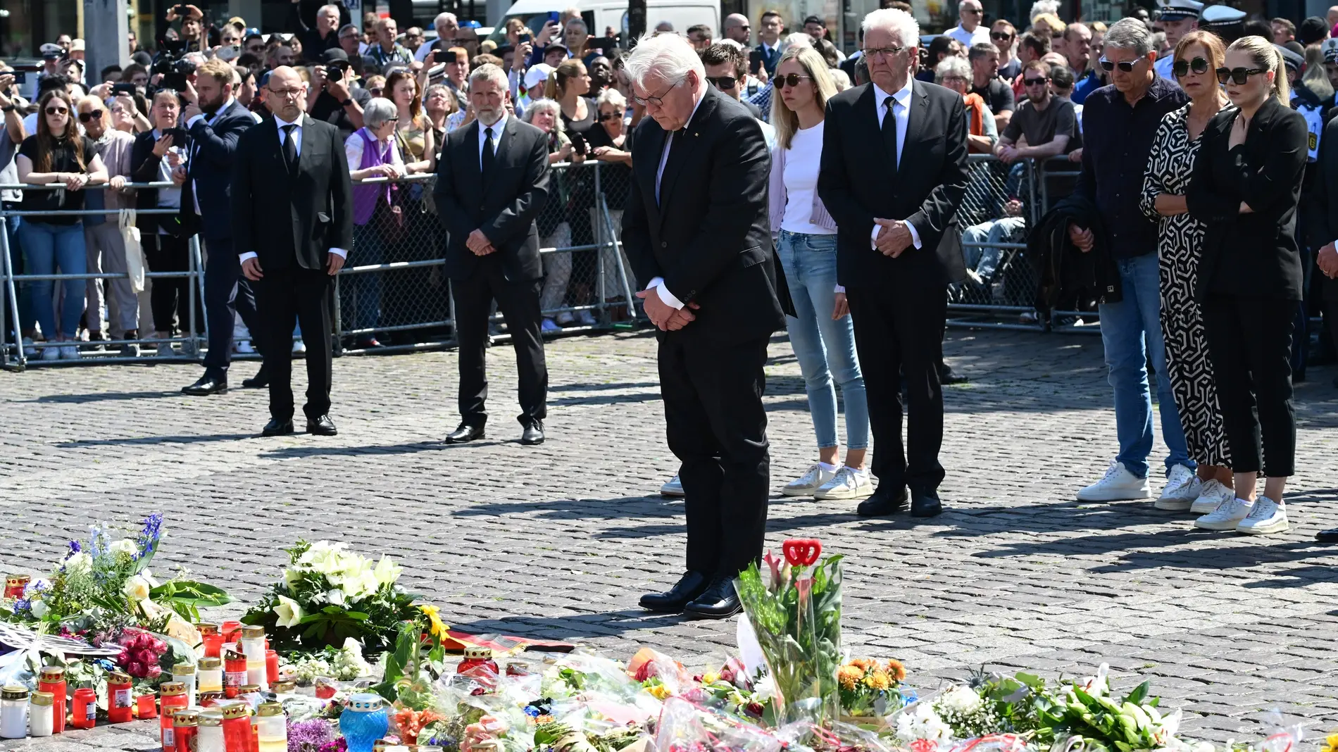 Frank-Walter Steinmeier legt auf dem Mannheimer Marktplatz Trauerkranz nieder