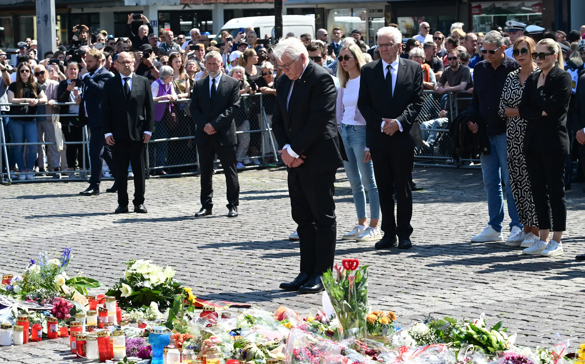Frank-Walter Steinmeier legt auf dem Mannheimer Marktplatz Trauerkranz nieder