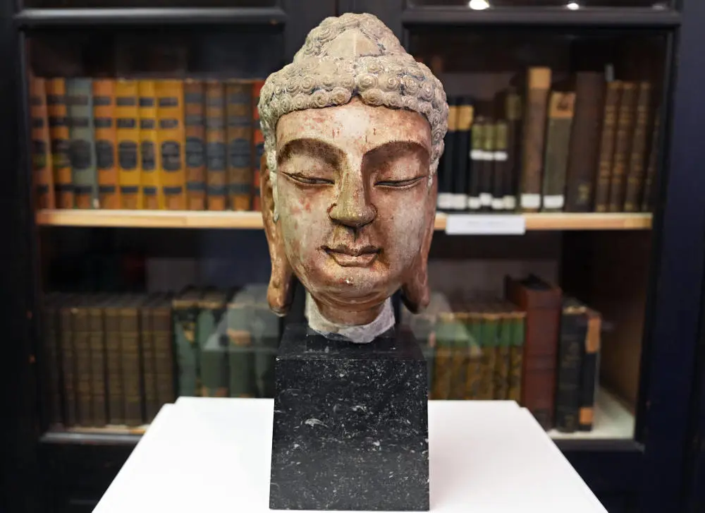 Ein Buddha-Kopf aus Marmor steht im Museum am Rothenbaum.