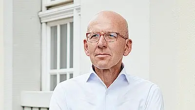 Porträt von Heinz Bude mit Brille und weißem Hemd
