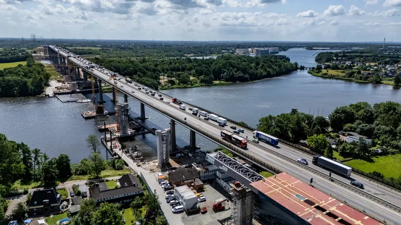 Verkehr rollt über die Rader Hochbrücke, während parallel dazu der Vorschub der neuen Brücke begonnen hat.